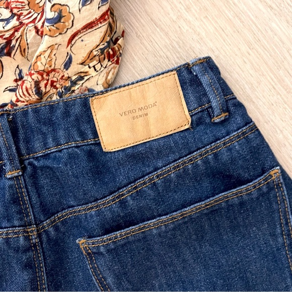 High Waisted Wide Leg Jeans (size 28) - Picture 3 of 4